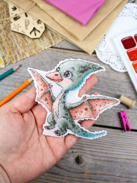 Siuvinėjimo kryželiu rinkinys „Mažasis pterodaktilis“ 10 x 13 cm