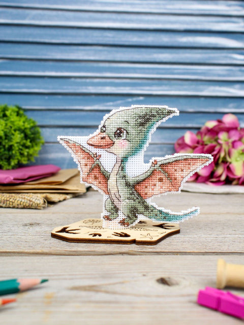 Siuvinėjimo kryželiu rinkinys „Mažasis pterodaktilis“ 10 x 13 cm