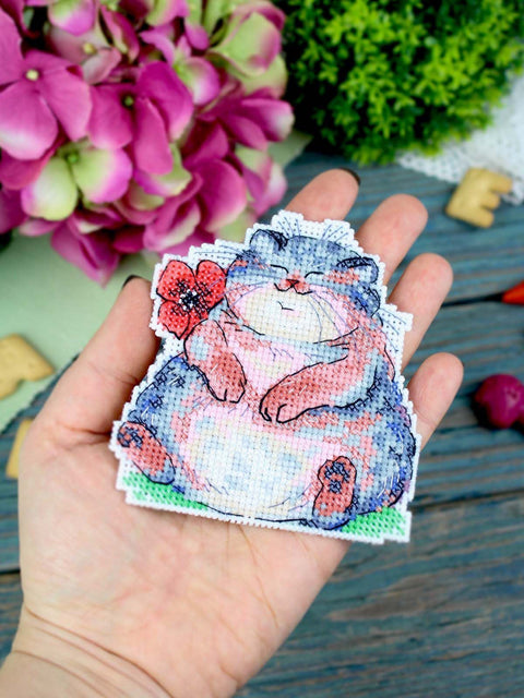 Kryželiu siuvinėjimo rinkinys ant plastiko „Aguonų mylėtojas“ su gyvūno motyvu, 10×9 cm