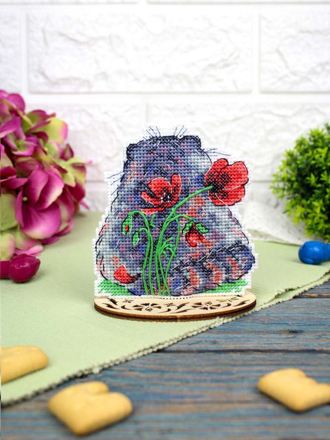 Kryželiu siuvinėjimo rinkinys ant plastiko „Aguonų mylėtojas“ su gyvūno motyvu, 10×9 cm
