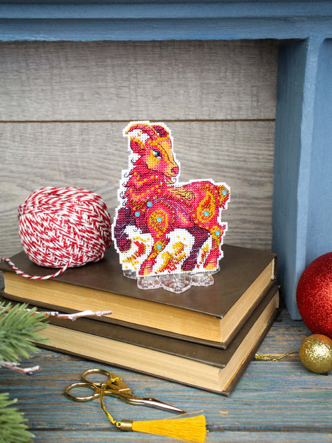 Siuvinėjimo kryželiu rinkinys „Ugningas ožiukas“ su karoliukais 12 x 10 cm
