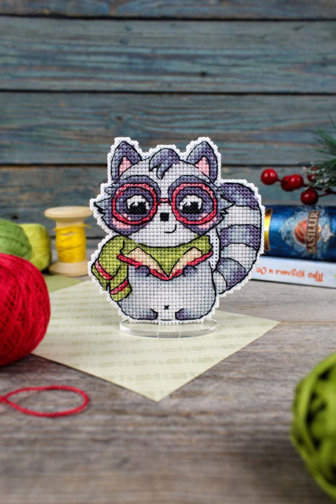 Kryželiu siuvinėjimo rinkinys „Meškėnas mokslininkas“ 9×9 cm, modelis SR-895