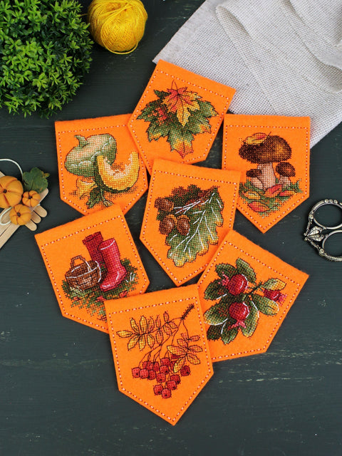 Kryželiu siuvinėta rudens oranžinė girlianda – rinkinys, 7 vėliavėlės, 10×7 cm