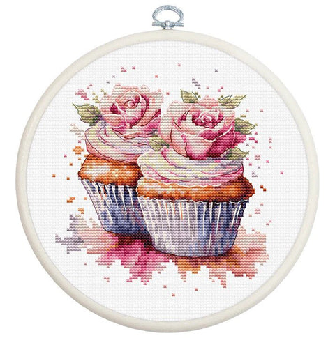 Skaičiuotas kryželių siuvinėjimo komplektas su lankeliu „Keksiukai“, 12×12 cm - kaSiulai.lt