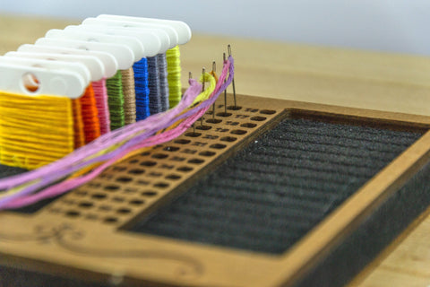 Skaidrus plastikinis siūlų ritinėlių dėklas siuvėjoms ir rankdarbiams - kaSiulai.lt