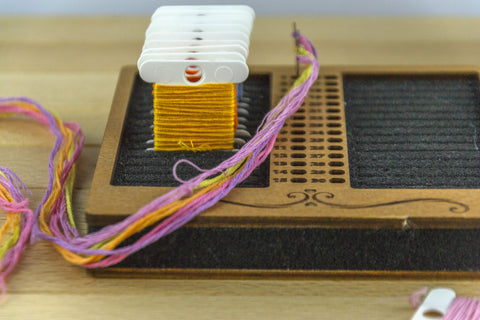 Skaidrus plastikinis siūlų ritinėlių dėklas siuvėjoms ir rankdarbiams - kaSiulai.lt