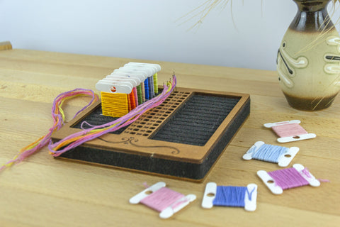 Skaidrus plastikinis siūlų ritinėlių dėklas siuvėjoms ir rankdarbiams - kaSiulai.lt