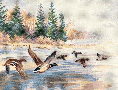 Skrendančios antys — siuvinėjimo komplektas Aida 14 ct, 28 spalvų, 23×17 cm - kaSiulai.lt