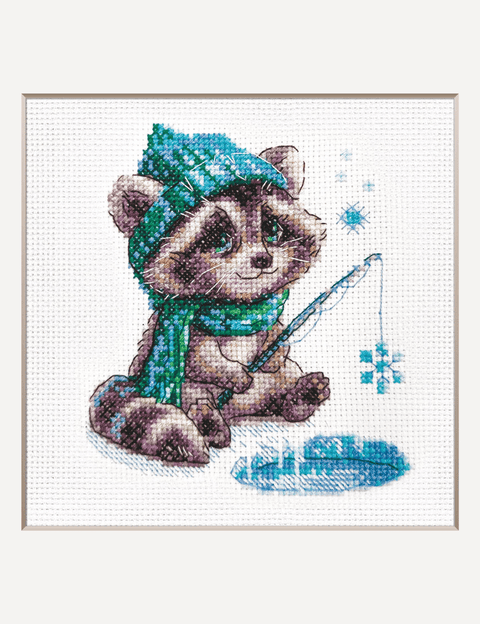 Smalsusis meškėnas — Aine kryželių siuvinėjimo rinkinys (15×15 cm, 14 ct Aida)