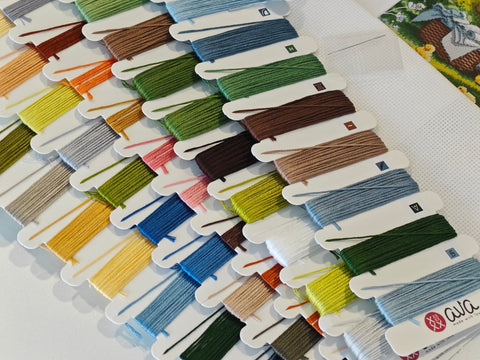 „Pavasaris kaimo sodyboje“ – detalus pavasario peizažo kryželių siuvinėjimo rinkinys AVA Stitch, Aida 16 ct