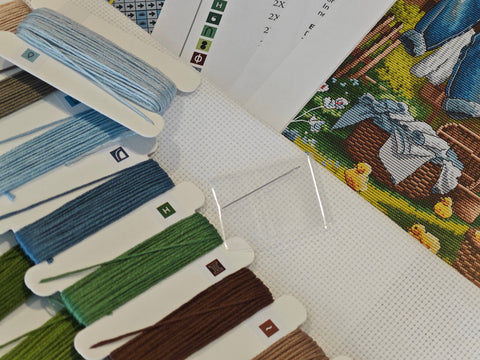 „Pavasaris kaimo sodyboje“ – detalus pavasario peizažo kryželių siuvinėjimo rinkinys AVA Stitch, Aida 16 ct