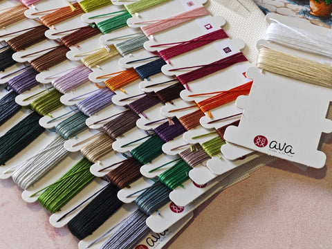 Gėlių aromatas – išskirtinis kryželiu siuvinėjimo rinkinys AVA Stitch, 28,6 × 28,6 cm