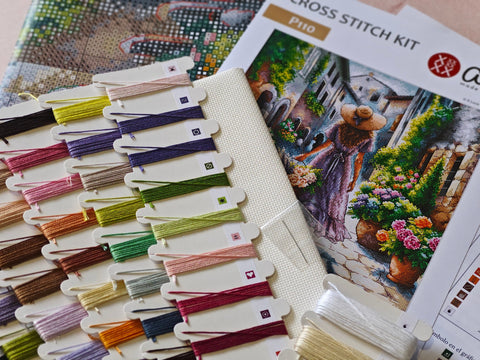 Gėlių aromatas – išskirtinis kryželiu siuvinėjimo rinkinys AVA Stitch, 28,6 × 28,6 cm