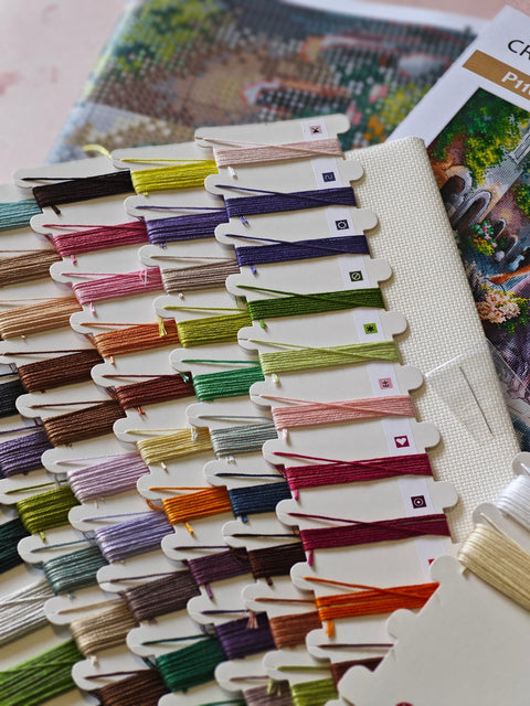 Gėlių aromatas – išskirtinis kryželiu siuvinėjimo rinkinys AVA Stitch, 28,6 × 28,6 cm