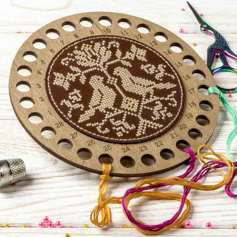 Siuvinėjimo rinkinys perforuotai dirbtinei odai – siūlų laikiklis 15×15 cm