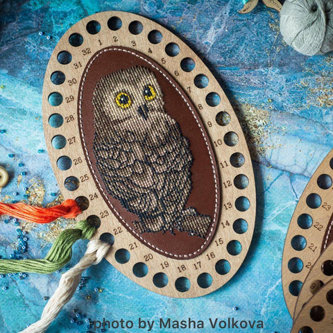 Kryželiu siuvinėjimo rinkinys — perforuotos dirbtinės odos siūlų organizatorius (12,5×20,5 cm, 7 spalvos)