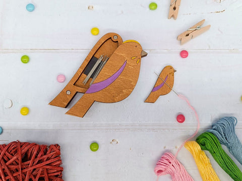 Violetinis medinis dėklas adatoms su paukščio motyvu – KF056/110 - 3 - kaSiulai.lt