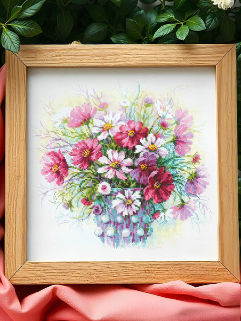 RIOLIS siuvinėjimo rinkinys "Watercolor Cosmos" — akvarelinis kosmoso motyvas 30×30 cm, 18 spalvų