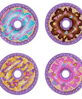 Žaismingas siuvinėjimo komplektas „Spurgos“ — ženkliukai ir magnetai 6×6 cm - kaSiulai.lt