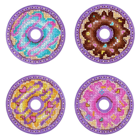 Žaismingas siuvinėjimo komplektas „Spurgos“ — ženkliukai ir magnetai 6×6 cm - kaSiulai.lt