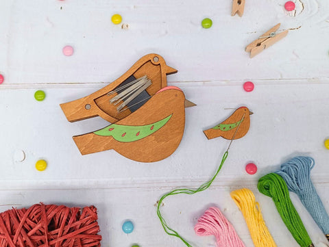 Žalias medinis adatų dėklas „Paukštis“ KF056/110 - 2 - kaSiulai.lt