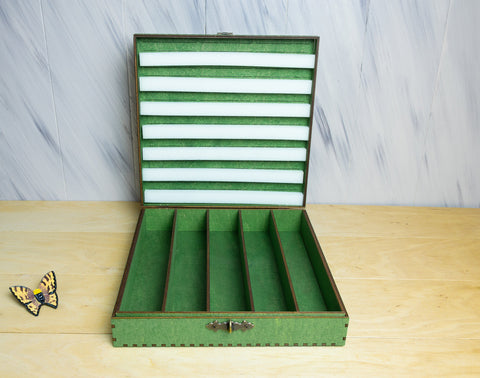 Žalias medinis adatų laikiklis siuvinėjimui — 210 skylių - kaSiulai.lt