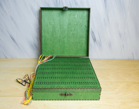 Žalias medinis adatų laikiklis siuvinėjimui — 210 skylių - kaSiulai.lt