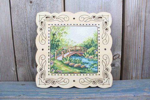 Žavingas kryželiu siuvinėjimo komplektas „Vasariškos spalvos“ 11×11 cm — dovana - kaSiulai.lt