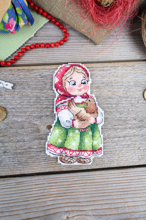 Žavingas mini siuvinėjimo komplektas „Mergaitė su višta“, 12×7 cm - kaSiulai.lt
