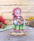 Žavingas mini siuvinėjimo komplektas „Mergaitė su višta“, 12×7 cm - kaSiulai.lt