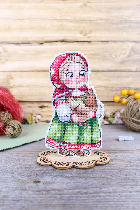 Žavingas mini siuvinėjimo komplektas „Mergaitė su višta“, 12×7 cm - kaSiulai.lt